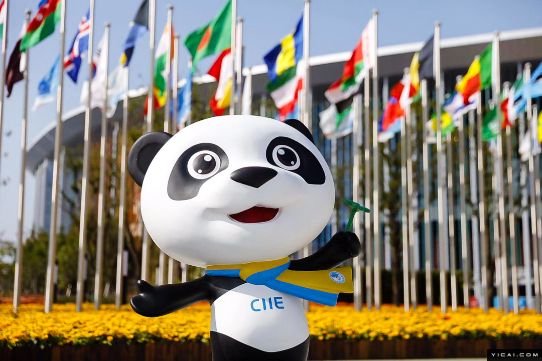 1112018年11月10日,进博会临近尾声,吉祥物"进宝".